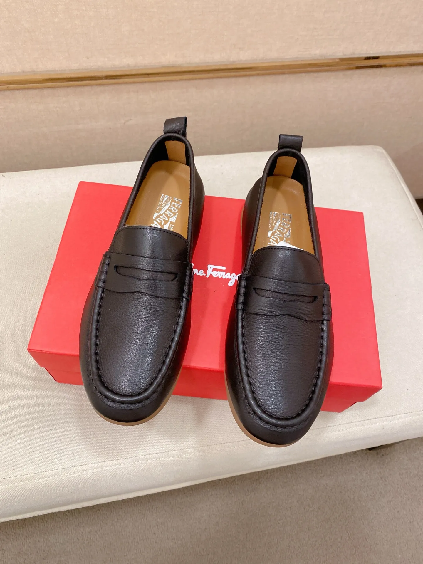 Factory price 500💰 Original Ferragamo men's shoes! The world's top brands...Luxury quality...//Fashion and high-end footwear 👍💪🏻...give you a low-key luxury comfort experience👍. The upper is made of pure Italian imported original cowhide and sweat-absorbent sheepskin lining. It is comfortable and breathable, high-end and classy... luxurious and noble!! .. OEM factory shipment [Hug] stall.. Original board. Welcome to taste..38--44.